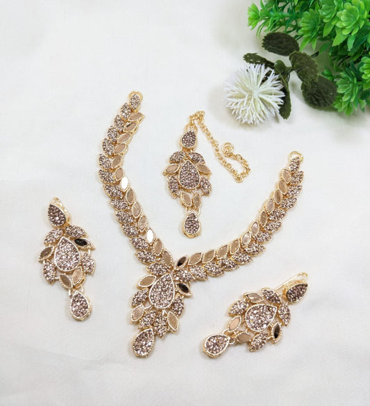Fashion jewellery set with necklace earrings and tika