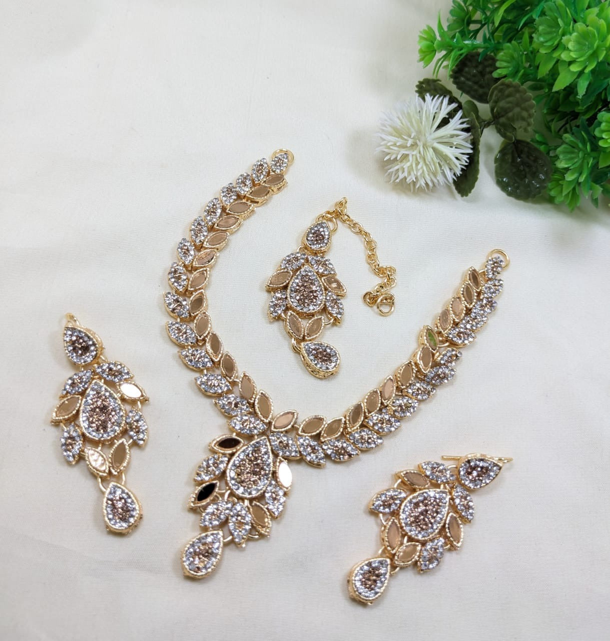 Fashion jewellery set with necklace earrings and tika